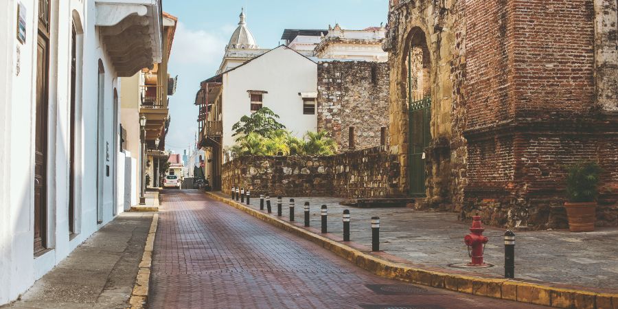 leave the airport during layover panama